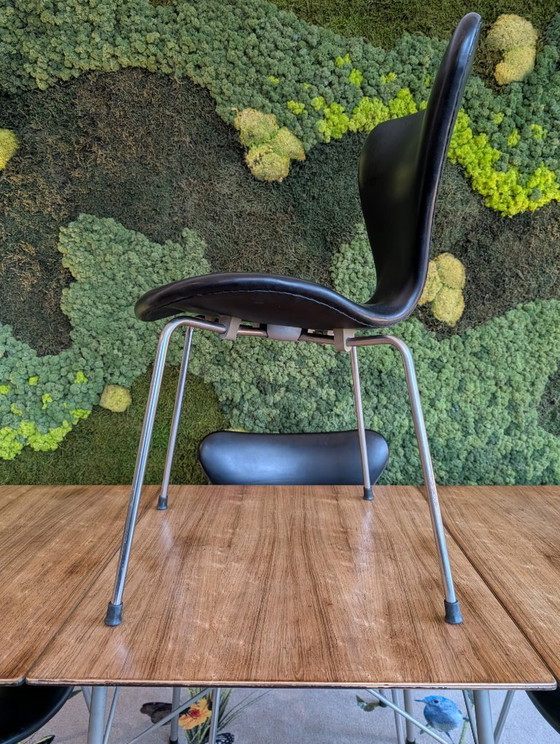Image 1 of Tavolo Arne Jacobsen 3601 + 4 sedie Butterfly 3107 | Prima edizione