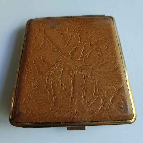 Image 1 of Vintage sigarettendoosje van echt leer – Messing doos uit het midden van de 20e eeuw