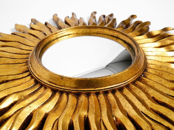 Image 1 of Grande specchio da parete Mid Century Modern Sunburst Kovex in legno e resina, placcato oro | Ø 52 cm