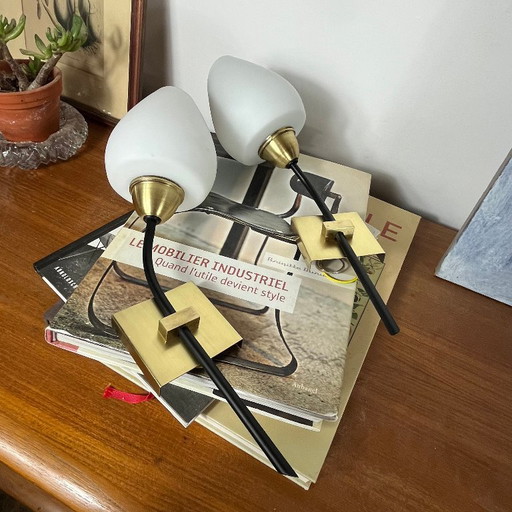 Paar Vintage Wandleuchten mit weißen Opalglas-Kugeln und Messing