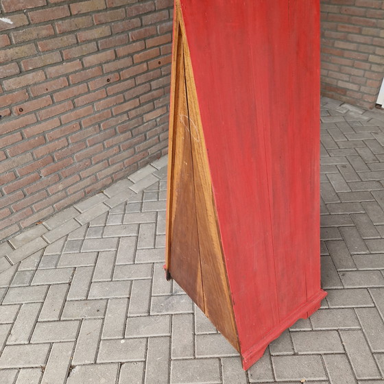 Image 1 of Commode pyramidale des années 90, armoire bohème rouge