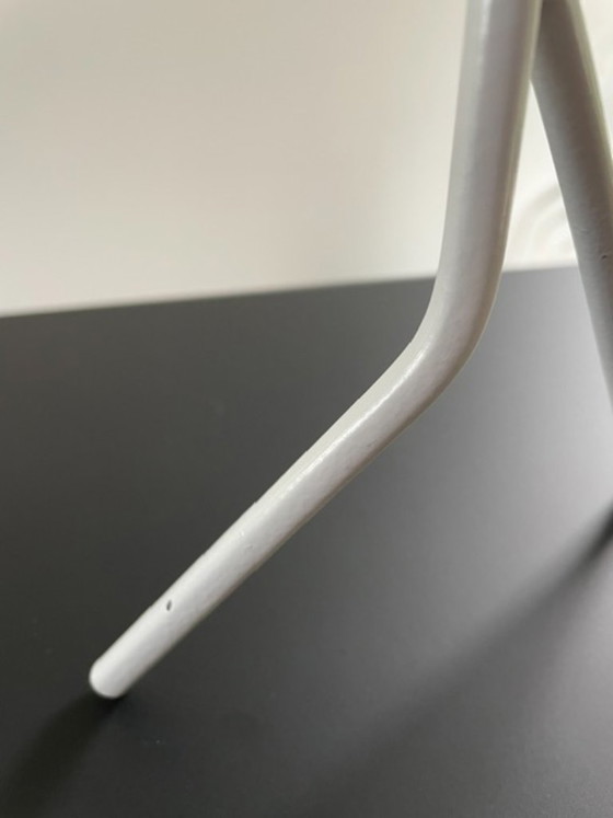 Image 1 of Set di 2 candelabri artigianali dal design storto in metallo bianco.