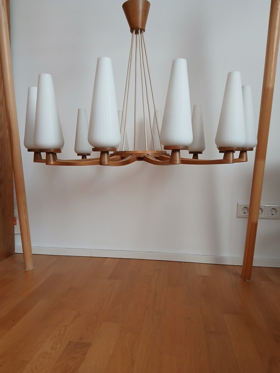 Zeldzaamheid: 12-armige Mid-Century Teak & Opaalglas Kroonluchter van Uno & Östen Kristiansson voor Luxus (photo 2 of 7)