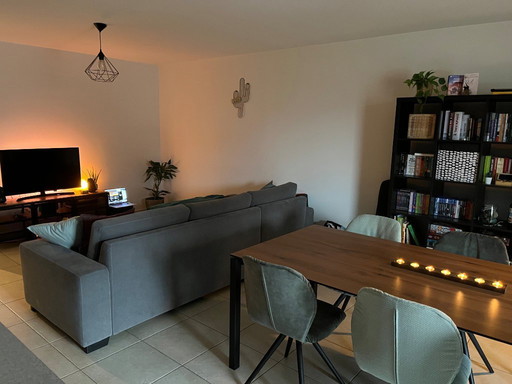1x Table Mobitec Float + 6x (ou en option 8x) chaises Mobitec Mood)