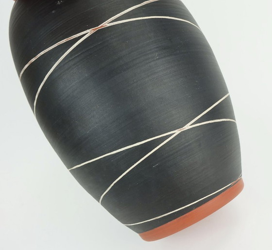 Image 1 of Vase en céramique Wekara modèle 10/30 à décor rayé, style années 1950, fabrication allemande.