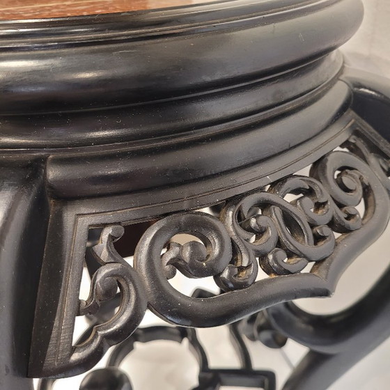 Image 1 of Petit guéridon/table d'appoint, en bois ébénisé et sculpté et en marbre, dynastie Qing, vers 1900 – Chine