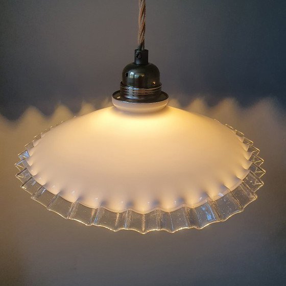 Lampada a sospensione Vintage Francese modello PieCrust - Vetro Opalino Bianco – Lampade a sospensione (photo 3 of 12)