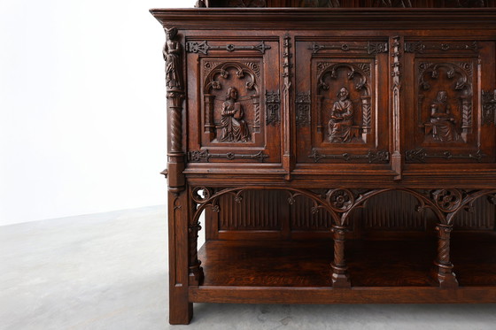 Image 1 of Rare grande armoire néogothique en chêne du début du 19e siècle, sculptée à la main