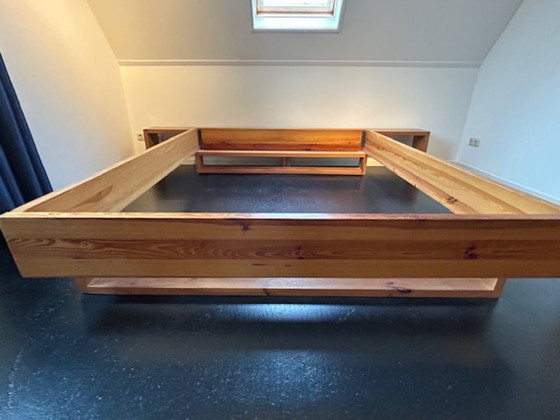 Estructura de cama de pino macizo de los años 70, de Ate van Apeldoorn. – Camas de matrimonio, Wood (photo 4 of 21)