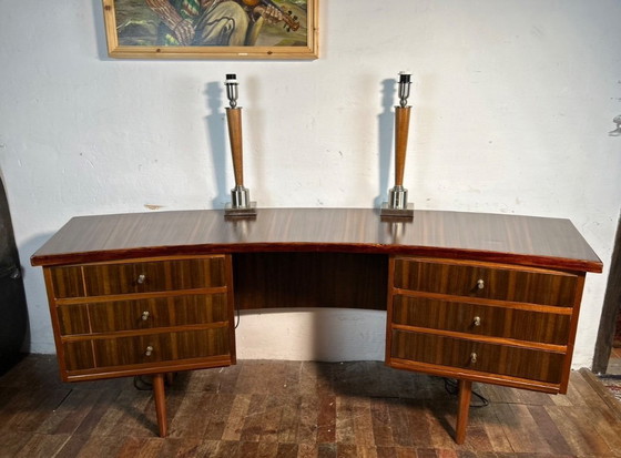 Image 1 of Mid-century retro vintage directiebureau van walnoothout van Morris of Glasgow, gebogen uitvoering, 1950-1960. Een eenvoudig en 