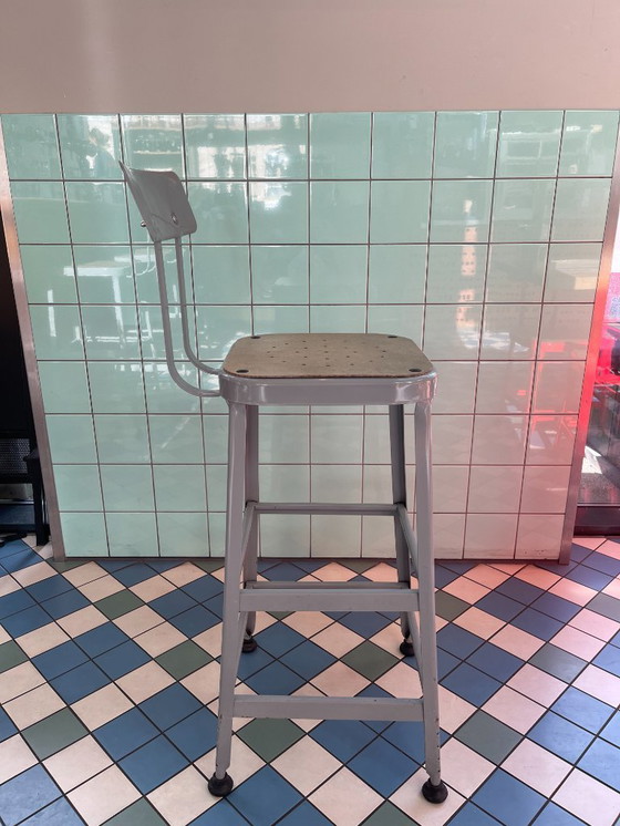 Image 1 of 8 tabourets Aurora vintage en métal. (7 sans dossier, 1 avec)