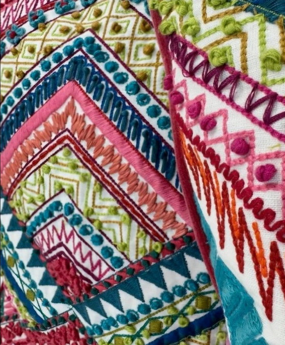 Novità• Cuscini decorativi di lusso realizzati con l'iconico tessuto "Santa Rosa - Multicolore" (F3078001) di (photo 2 of 5)