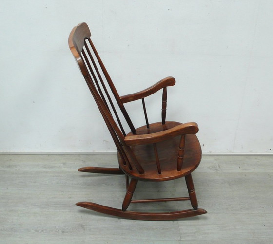 Image 1 of Vecchia sedia a dondolo in legno massello con schienale a fuso, braccioli, super confortevole