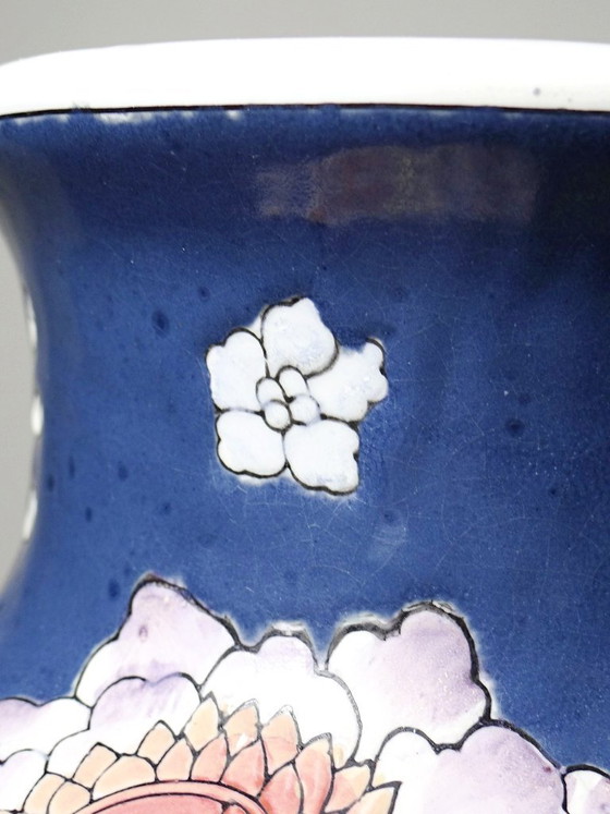 Image 1 of Grote, balustervormige vaas van Chinees porselein met vintage bloemversiering uit de jaren 70-80.