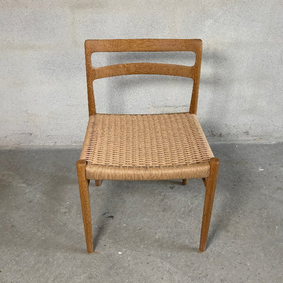 Image 1 of (12x) eikenhouten eetkamerstoelen van Søren Willadsen – Gerestaureerd deens vintage design