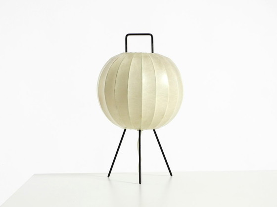 Image 1 of Rarissima e bellissima lampada da tavolo a bozzolo con treppiede in stile Mid-Century Modern.