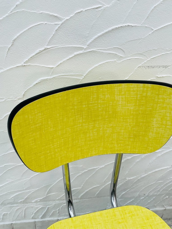 Image 1 of Een paar vintage chromen gele Formica keukenstoelen