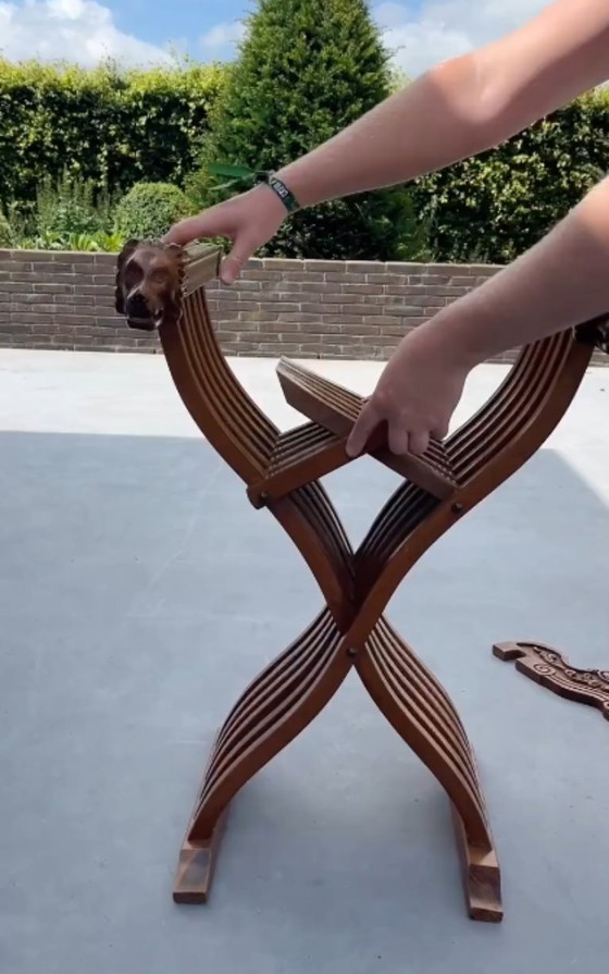 Image 1 of Sedia pieghevole Savonarola in legno intagliato con teste di leone – vintage ca. 1910–1950