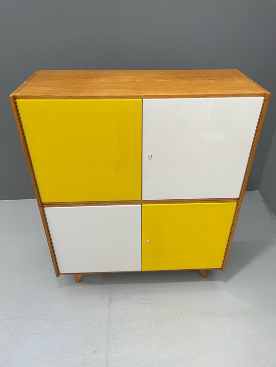 Image 1 of Armoire U-450 en placage de chêne, variante jaune et blanche, Jiří Jiroutek pour Interiér Praha, années 1960