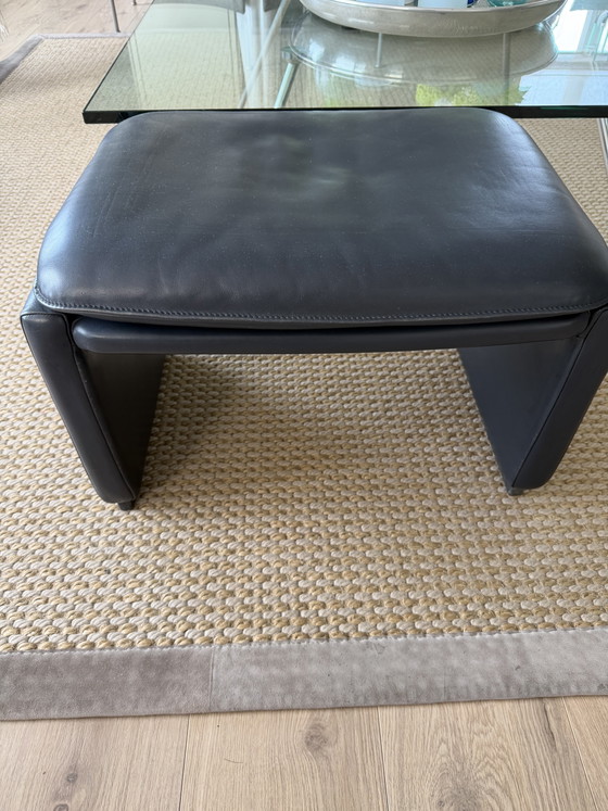 Tabouret et pouf en cuir bleu DeSede série DS – de Sede, Poufs & repose-pieds, Leather (photo 2 of 7)
