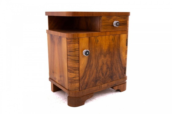 Image 1 of Juego de mesillas de noche de nogal, Polonia, primera mitad del siglo XX.