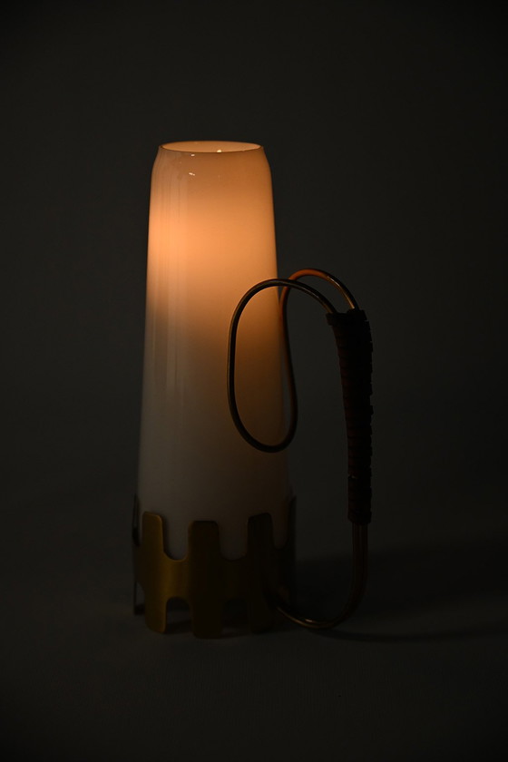 Image 1 of Bougeoir en verre opalin, laiton et cuir