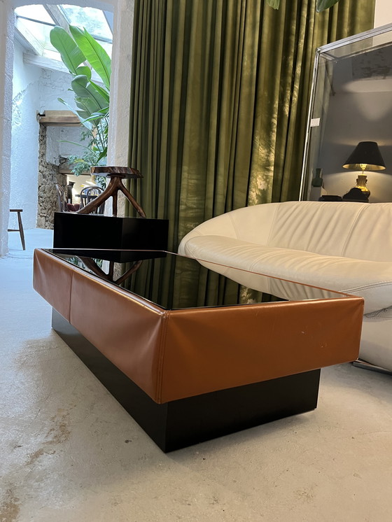 Image 1 of Mesa de centro de cuero color caramelo y cristal negro