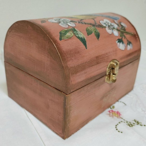 Image 1 of Portagioie in legno con pettirosso dipinto a mano, stile cottagecore vintage anticato.