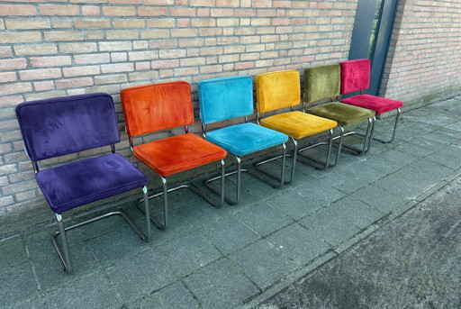 6 Zuiver Ridge Stühle mit geripptem Stoffbezug und Rohrrahmen