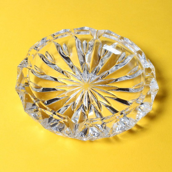 Vintage asbak van zwaar geslepen glas, groot rond accessoire uit het midden van de 20e eeuw. (photo 8 of 11)