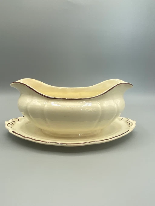 Villeroy & Boch Wallerfangen Salsiera in maiolica, corpo scanalato, fascia in cioccolato, fine XIX secolo.