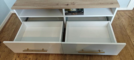 Image 1 of Fernsehschrank im Landhausstil, weiß, mit Eichenplatte