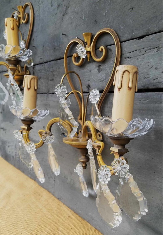Image 1 of Paire d'appliques murales vintage françaises en laiton et cristal à deux bras