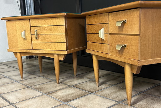 Un par de mesitas de noche estilo rockabilly de los años cincuenta y sesenta.