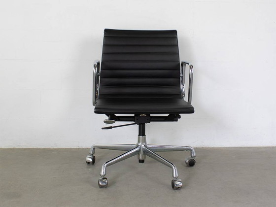 Chaise de bureau Vitra EA 117, Charles & Ray Eames – Chaises pivotantes, Aluminium (photo 2 of 8)