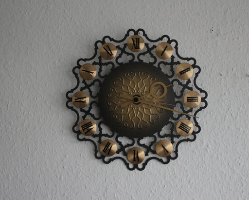 Reloj de pared de metal y latón con números romanos, de Junghans, de la década de 1960.