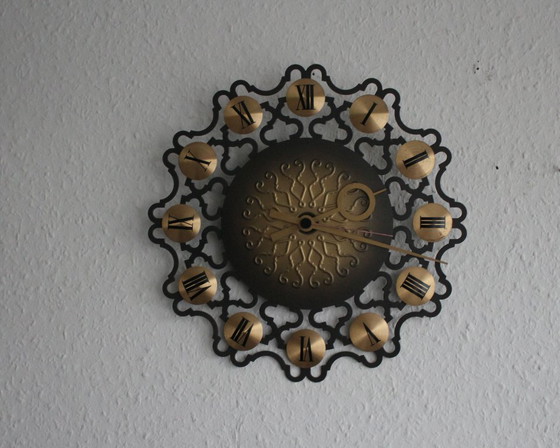 Image 1 of Reloj de pared de metal y latón con números romanos, de Junghans, de la década de 1960.