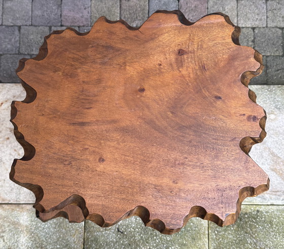 Image 1 of Mesa auxiliar escultural hecha a mano en madera maciza | Indonesia | 1930-1950