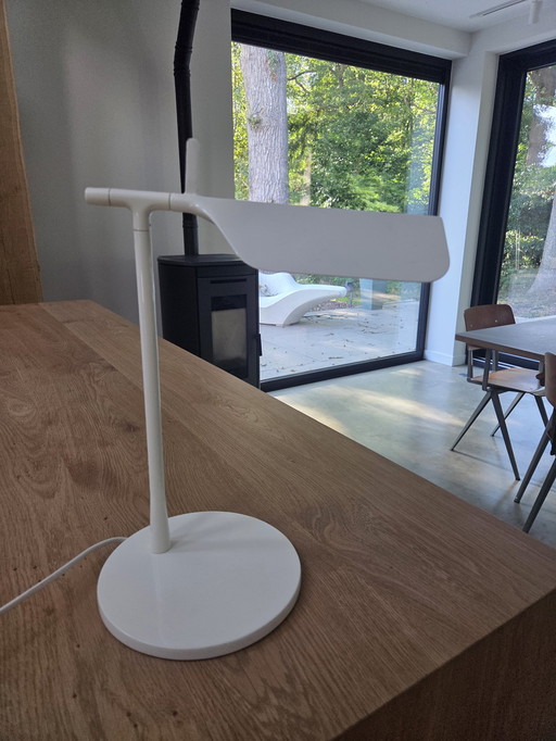 De Flos Tab T LED bureaulamp is ontworpen door E. Barber & J. Osgerby.
