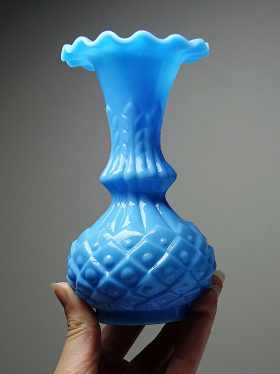 Een paar kleine vintage vaasjes van wit en blauw opaalglas, versierd met ananassen. – Vazen (photo 10 of 12)