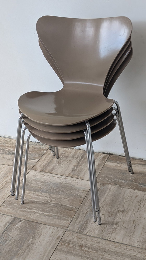 Image 1 of Fritz Hansen Tafel En Vlinderstoelen