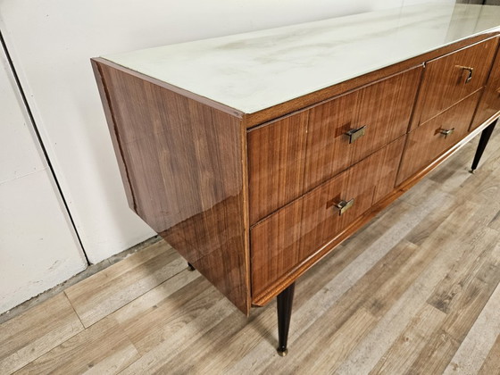 1960s Mid-Century Notenhouten Ladekasten Met Glazen Bovenblad – Wood (photo 4 of 26)