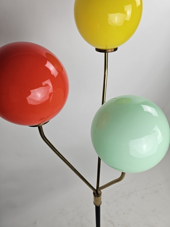Image 1 of Lampadaire scandinave moderne avec trois abat-jour en verre opalin soufflé à la main, années 1950