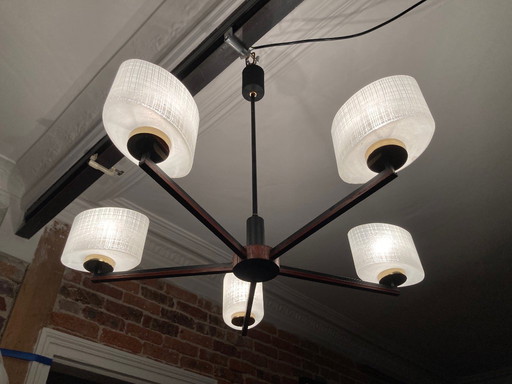 Skandinavischer 5-flammiger Kronleuchter aus Teakholz, Messing und Opalinschirmen