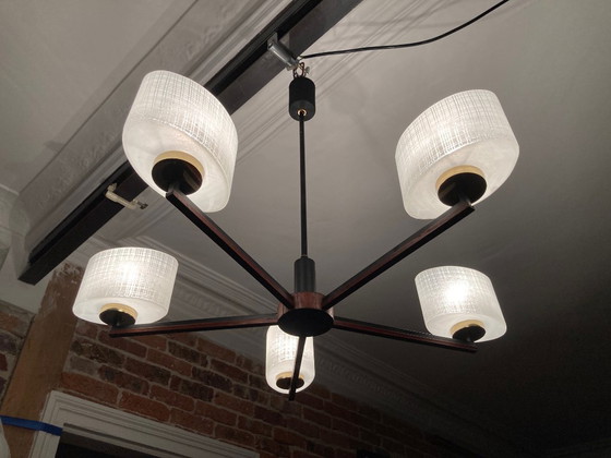 Image 1 of Skandinavischer 5-flammiger Kronleuchter aus Teakholz, Messing und Opalinschirmen