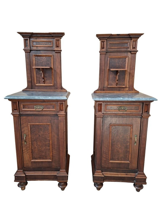 Image 1 of Een paar "Temple"-nachtkastjes uit het einde van de 19e eeuw.