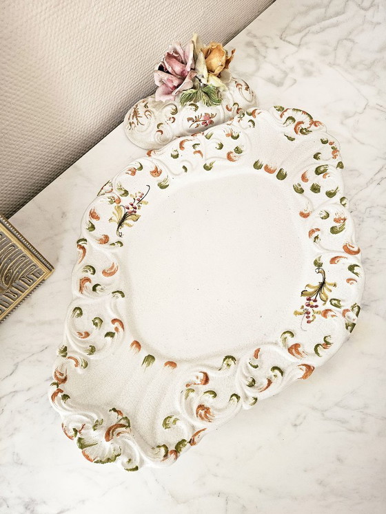 Image 1 of Große weiße Bassano-Suppenterrine aus Steingut (Italien) mit floralem Relief im Barockstil, XXL-Serviertablett, 43 cm