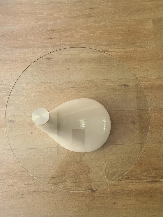 Image 1 of Table d'appoint moderne au design ludique, autour d'une table en verre