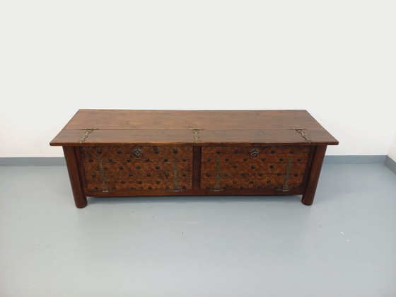 Image 1 of Een laag, brutalistisch dressoir van Georges Robert, gemaakt van donker grenenhout, uit de jaren 50/60.