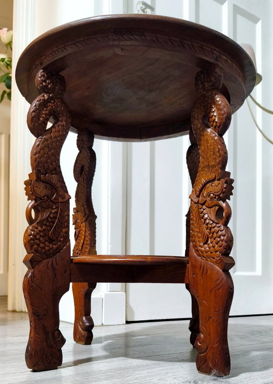 Tavolino vintage balinese in teak intagliato a mano con gambe di drago (Naga) e paesaggio vulcanico (photo 4 of 11)